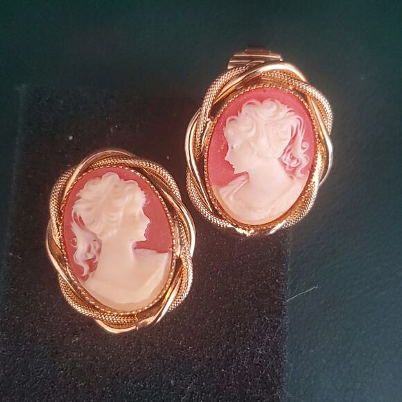 Vintage Cameo Earrings Gold‎ Tone Rope Design Setting with Clip-On Closure - Picture 5 of 8